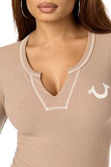 CAMISETA ACANALADA CON CUELLO EN V Y CRISTALES
