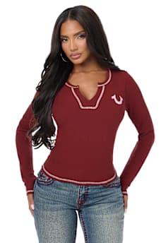 CAMISETA ACANALADA CON CUELLO EN V Y CRISTALES