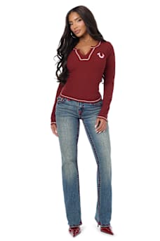 CAMISETA ACANALADA CON CUELLO EN V Y CRISTALES