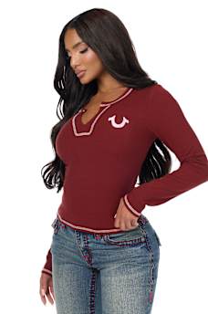 CAMISETA ACANALADA CON CUELLO EN V Y CRISTALES
