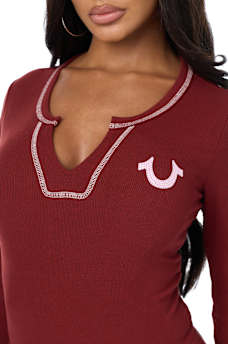 CAMISETA ACANALADA CON CUELLO EN V Y CRISTALES