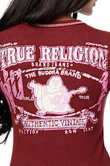 CAMISETA ACANALADA CON CUELLO EN V Y CRISTALES