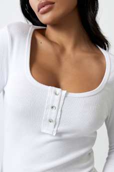 RIBBED METALLIC LOGO HENLEY TEE, image 4