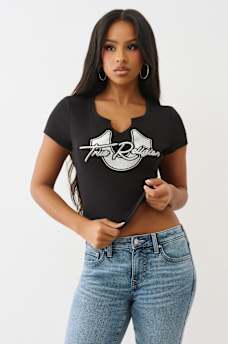 CAMISETA CORTA CON ABERTURA EN V Y HERRADURA CON BRILLO, image 2