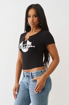 CAMISETA CORTA CON ABERTURA EN V Y HERRADURA CON BRILLO, image 4