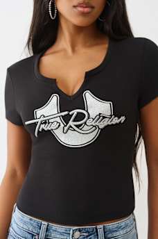 CAMISETA CORTA CON ABERTURA EN V Y HERRADURA CON BRILLO, image 1