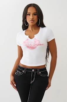 CAMISETA CORTA CON ABERTURA EN V Y HERRADURA CON BRILLO, image 2