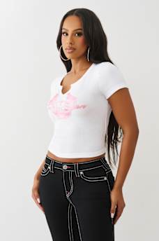 CAMISETA CORTA CON ABERTURA EN V Y HERRADURA CON BRILLO, image 4