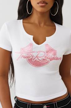 CAMISETA CORTA CON ABERTURA EN V Y HERRADURA CON BRILLO, image 1