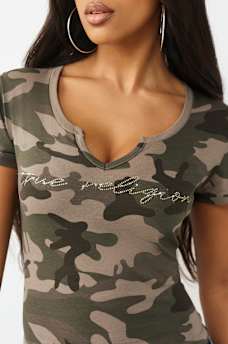 CAMISETA CORTA CON ABERTURA Y CAMUFLAJE CON CRISTALES, image 1