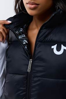 CHALECO ACOLCHADO CON ESTAMPADO INTEGRAL