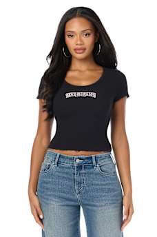 CAMISETA BABY TEE DE BUDA CON CUELLO REDONDO ACANALADA Y FRUNCIDA
