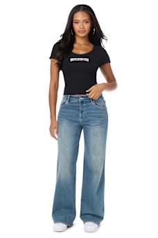 CAMISETA BABY TEE DE BUDA CON CUELLO REDONDO ACANALADA Y FRUNCIDA