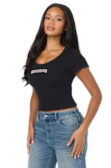 CAMISETA BABY TEE DE BUDA CON CUELLO REDONDO ACANALADA Y FRUNCIDA