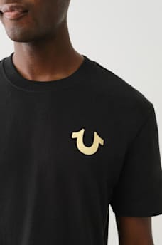 CAMISETA DE CUELLO REDONDO CON LOGOTIPO MET&Aacute;LICO DE BUDDHA ESTAMPADO