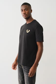 CAMISETA DE CUELLO REDONDO CON LOGOTIPO MET&Aacute;LICO DE BUDDHA ESTAMPADO