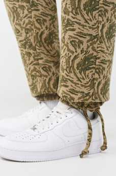 CAMO ALLOVER PRINT CARGO FLEECE PANT