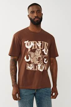 CAMISETA GR&Aacute;FICA CON ESTAMPADO EN RELIEVE DE VARIAS HERRADURAS
