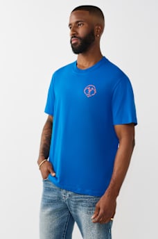 MULTI-LOGO APPLIQU&Eacute;  TEE