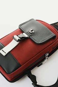 HORSESHOE POCKET SLING BAG, image 3