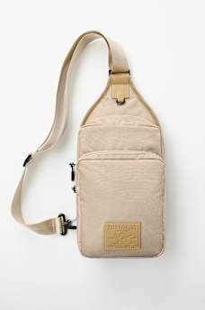 BOLSA CRUZADA CON PARCHE WORLD TOUR, image 1