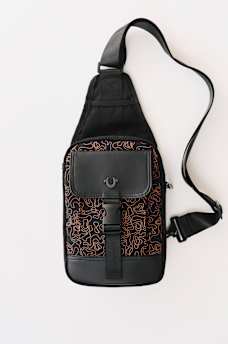 WAVY HORSESHOE SLING BAG, image 1