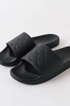 SANDALIAS CON ESTAMPADO DE HERRADURA EN TODA LA SUPERFICIE