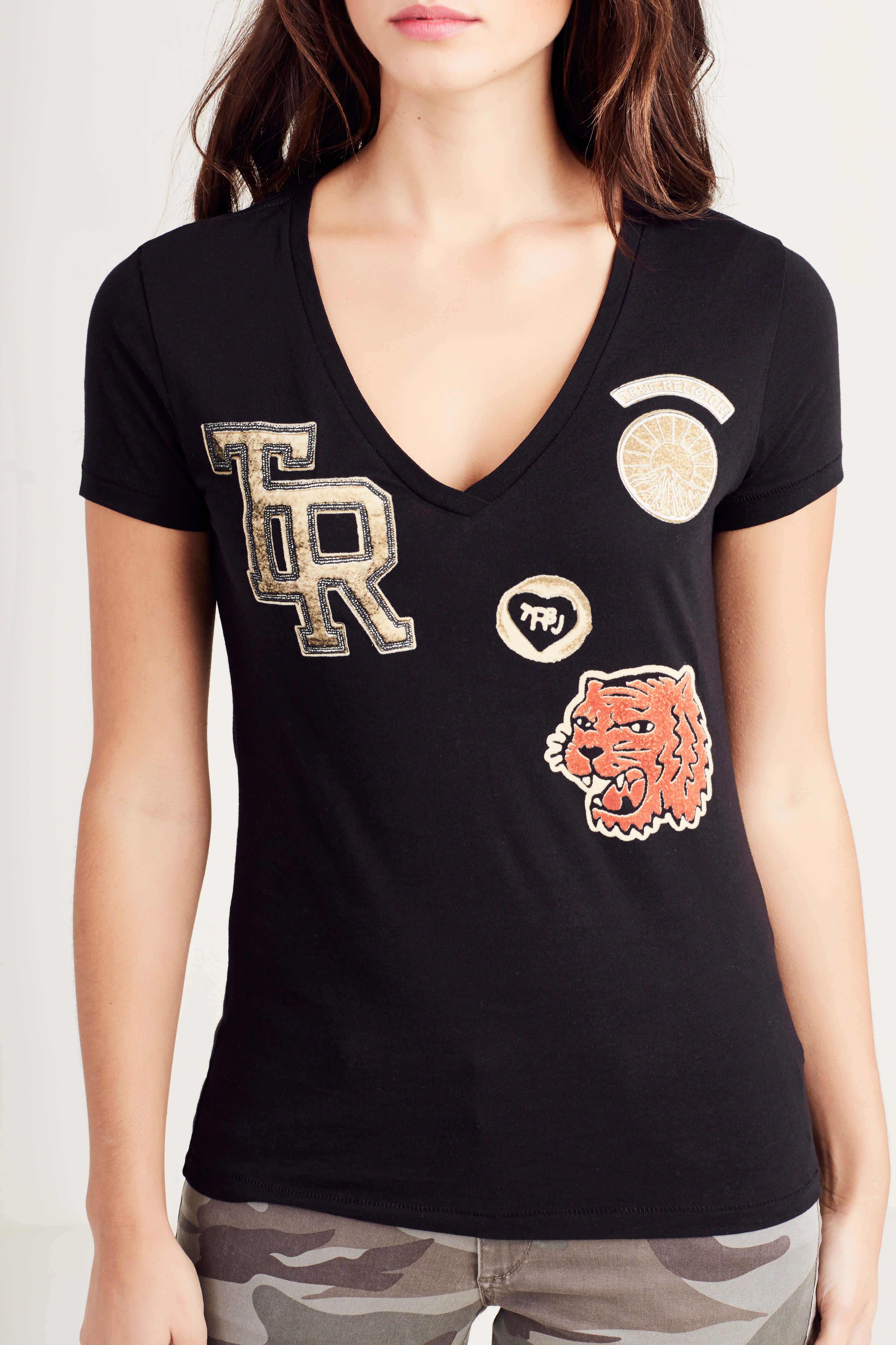 PRINTED PATCH VNECK WOMENS TEE