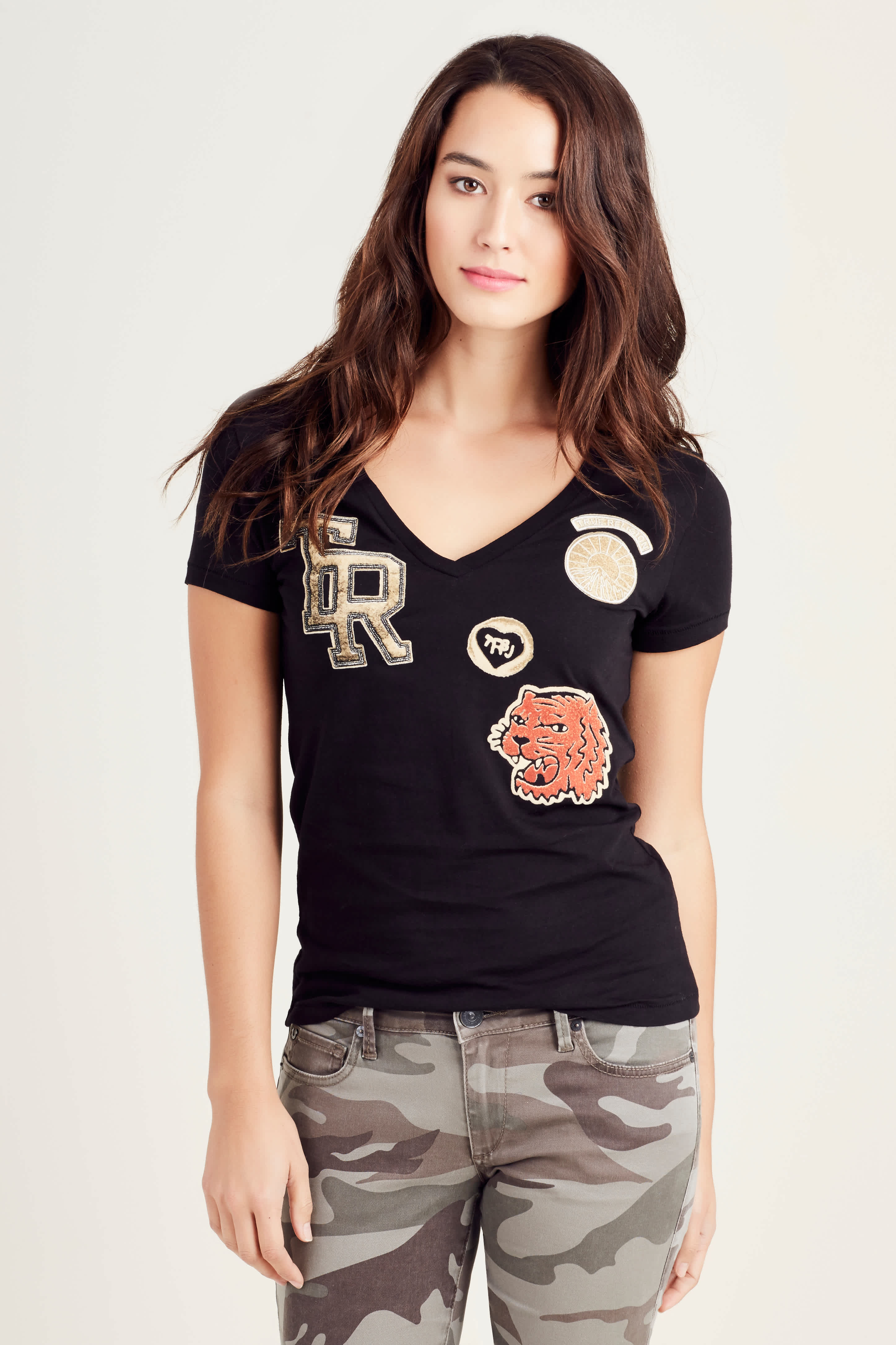 PRINTED PATCH VNECK WOMENS TEE