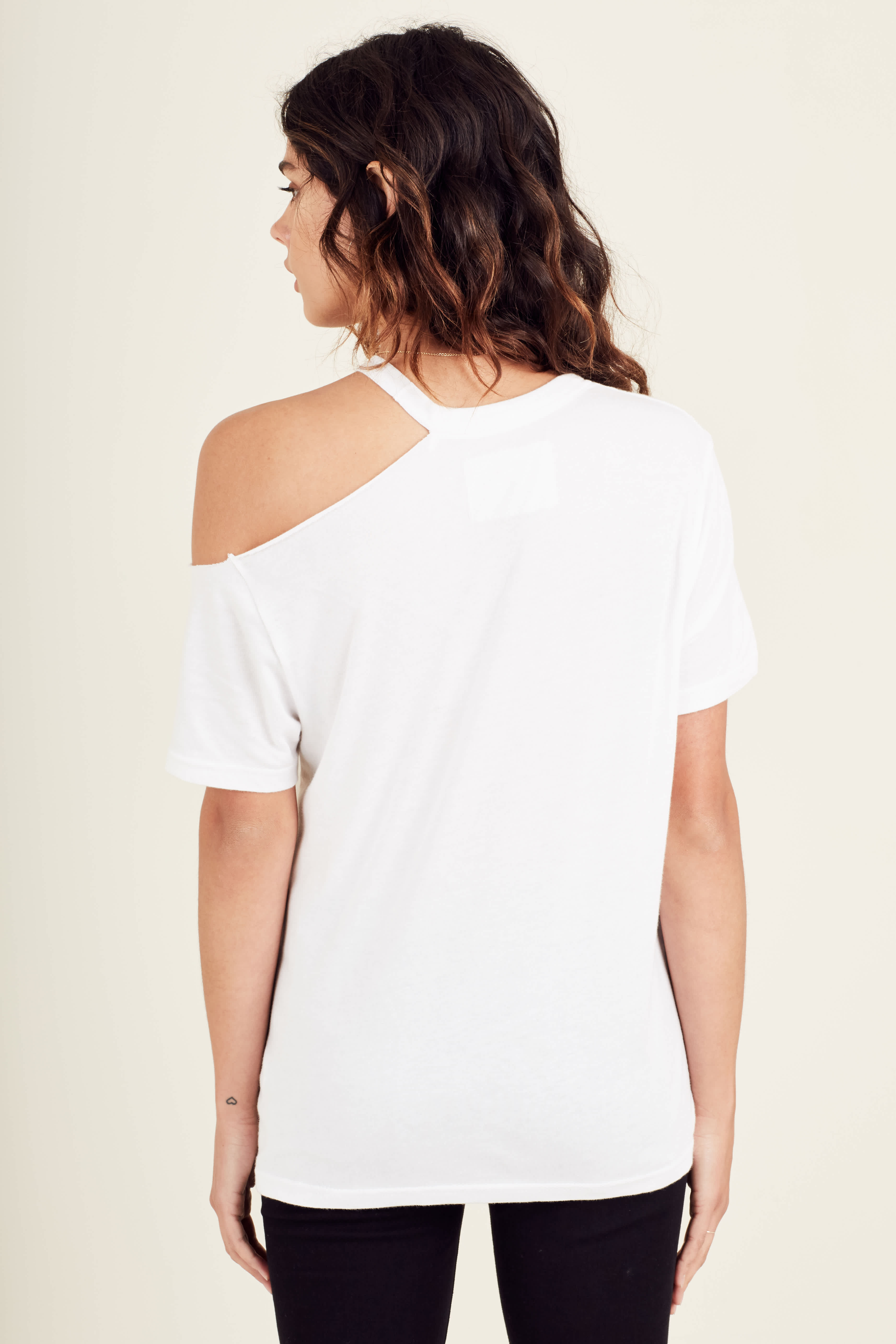 WOMENS ASYMMETRICAL COLD SHOULDER BAND TEE